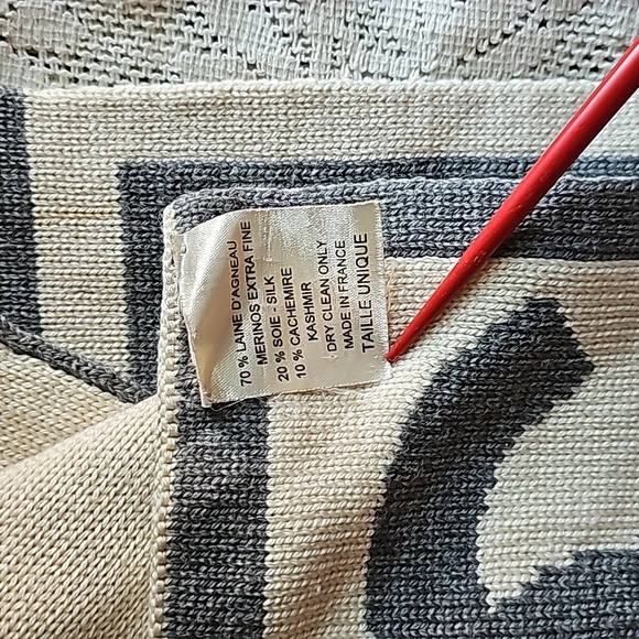 Chanel Grey & Cream Scarf - Picture 2 of 7